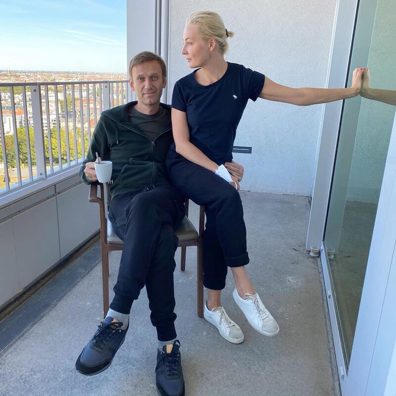 Navalny con la moglie Yulia durante la degenza in un ospedale di Berlino nel 2020.
