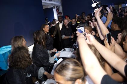 Rihanna sorprende i fan all'inaugurazione di "Fenty pop up Store" 3