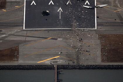 San Francisco, aereo si schianta e va in fiamme 14