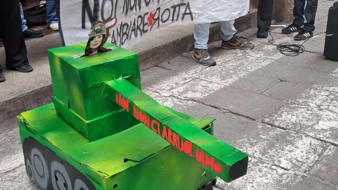 "Attacco al ministro Bernini". L'immagine choc all'università di Bologna