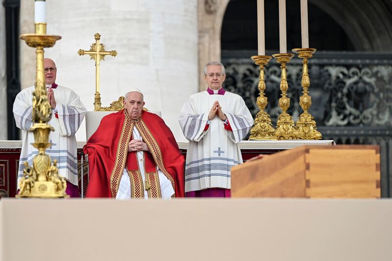 Il Vaticano sotto accusa per il funerale di Benedetto XVI