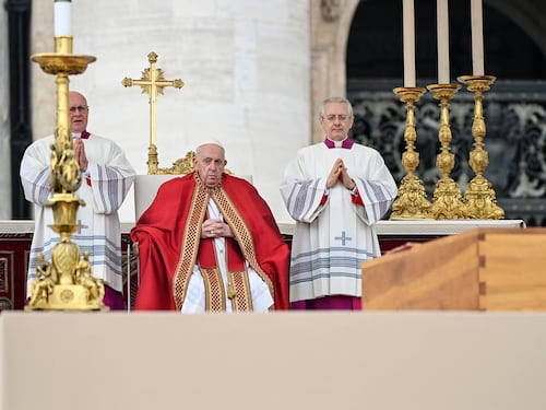 Il Vaticano sotto accusa per il funerale di Benedetto XVI