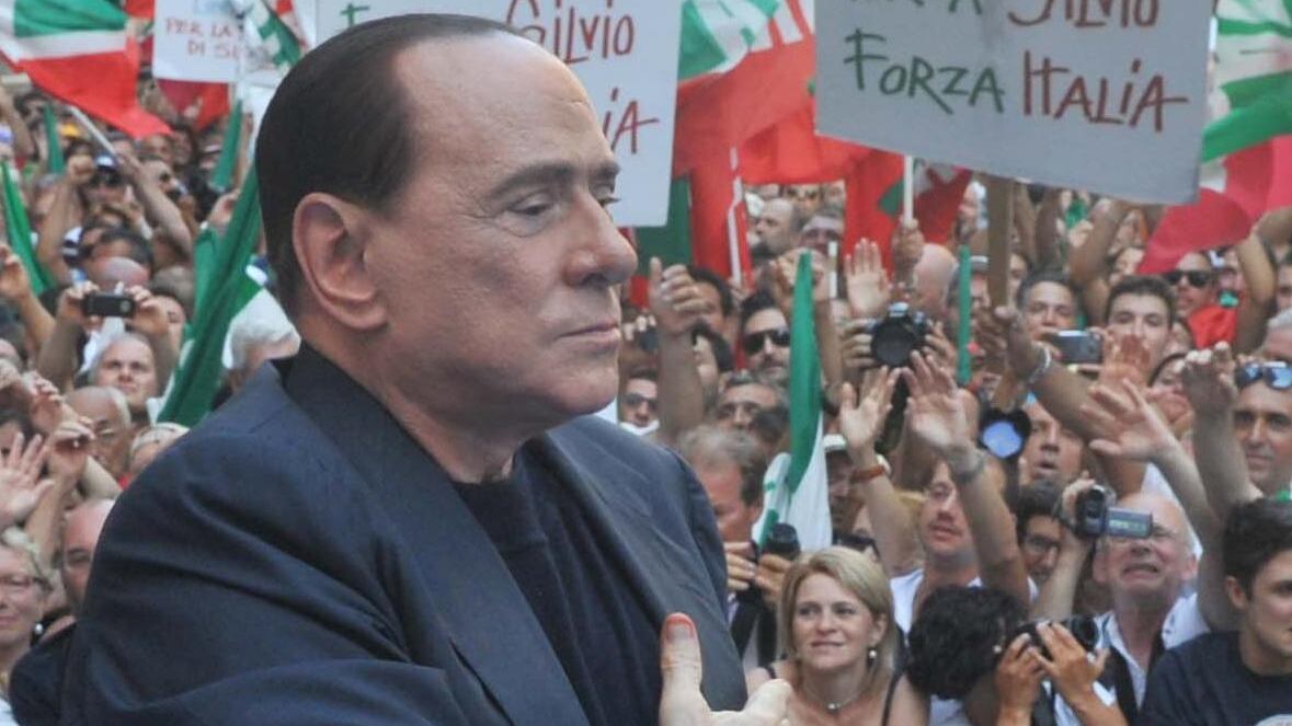 Berlusconi: "Noi siamo leali. Il Pd mette in discussione Letta"
