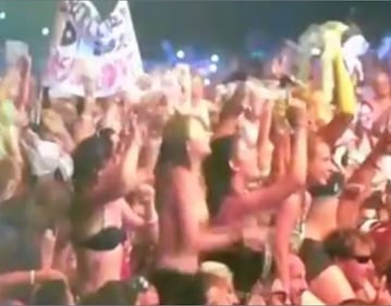 Concerto Vasco: le fan in topless 1