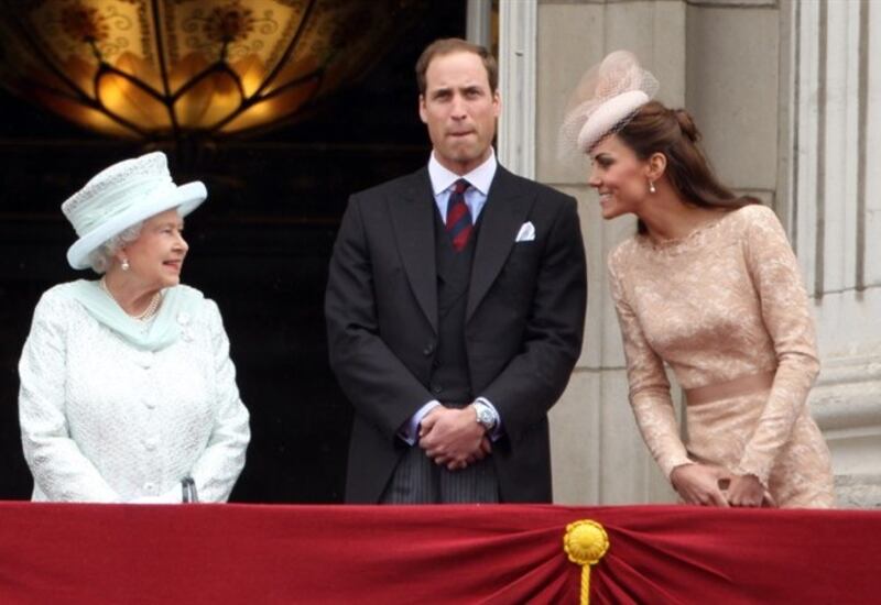 Kate Middleton ed Elisabetta II, stili a confronto 9