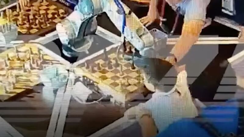 Paura alla partita di scacchi: così il robot ha spezzato il dito al bimbo