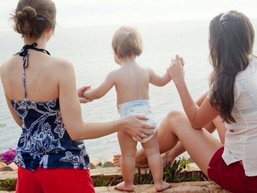 Madri gay si contendono i figli. E la Consulta inventa il ruolo di "genitore sociale"