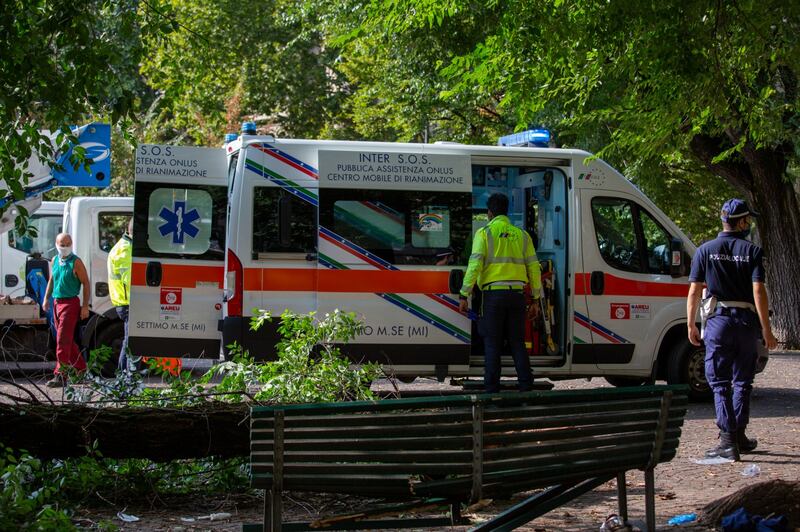 Milano, ramo si spezza e travolge una donna: ricoverata in codice rosso 3