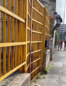 Milano, degrado in via Sbodio 7