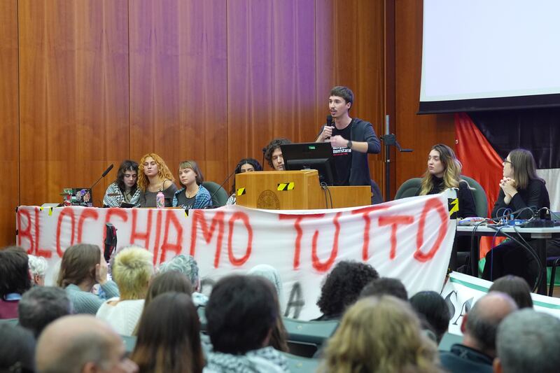 Greta Thunberg all'università di Verona, aula occupata: le immagini 8