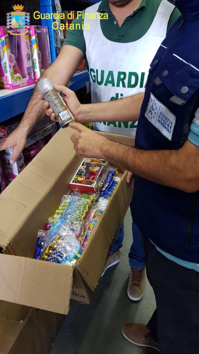 Un milione di prodotti falsi scovati a Catania: le foto del sequestro 2