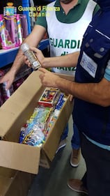 Un milione di prodotti falsi scovati a Catania: le foto del sequestro 2