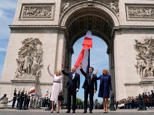 Biden sfila in casa Macron e rinsalda il blocco occidentale. "Putin minaccia per l'Europa"