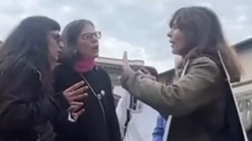 Manifesta contro Hamas, le femministe la cacciano dalla piazza