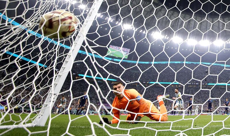 Lionel Messi segna il rigore dell'1-0 in Argentina-Croazia