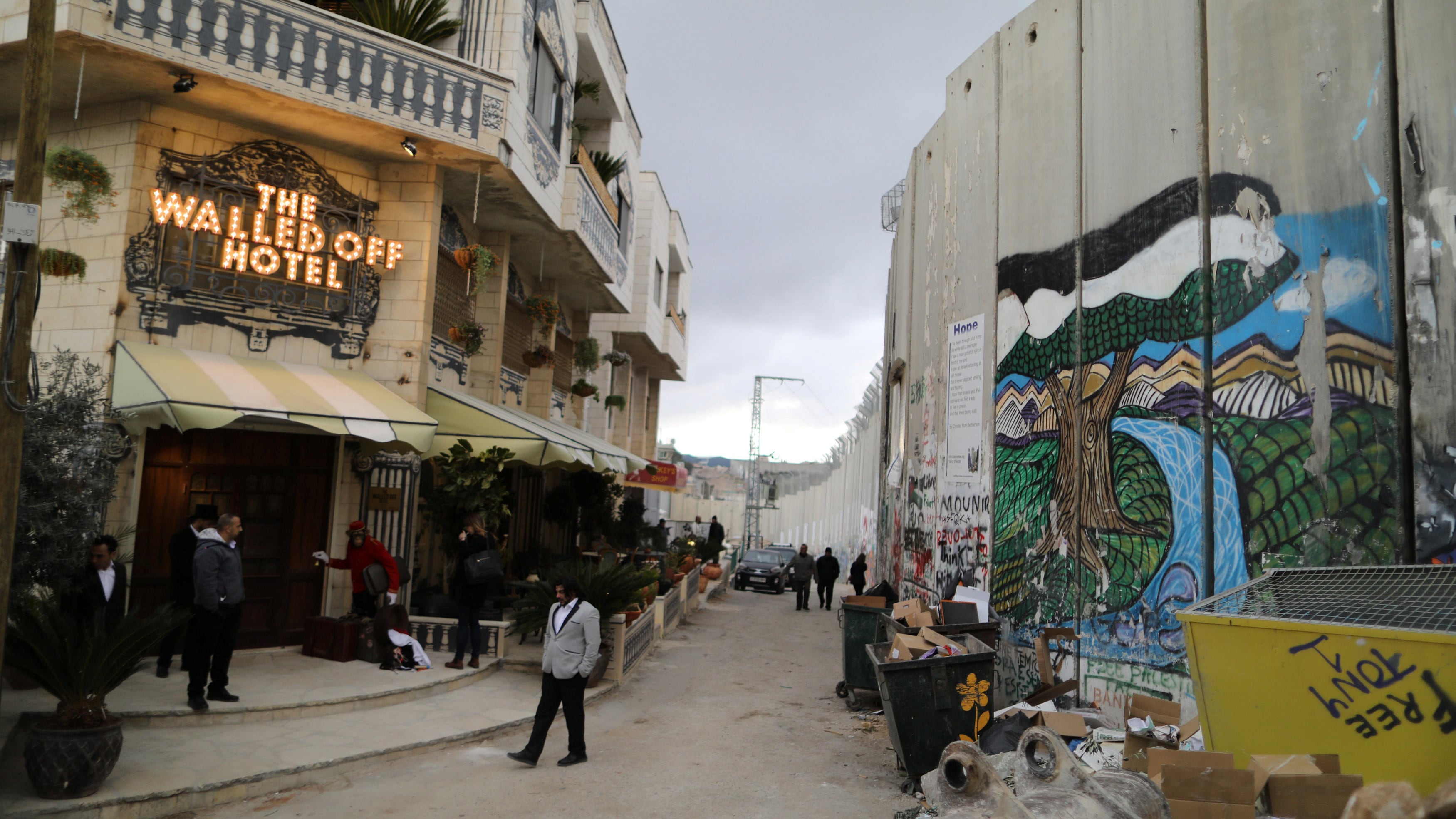 Banksy apre un hotel a Betlemme: vista muro