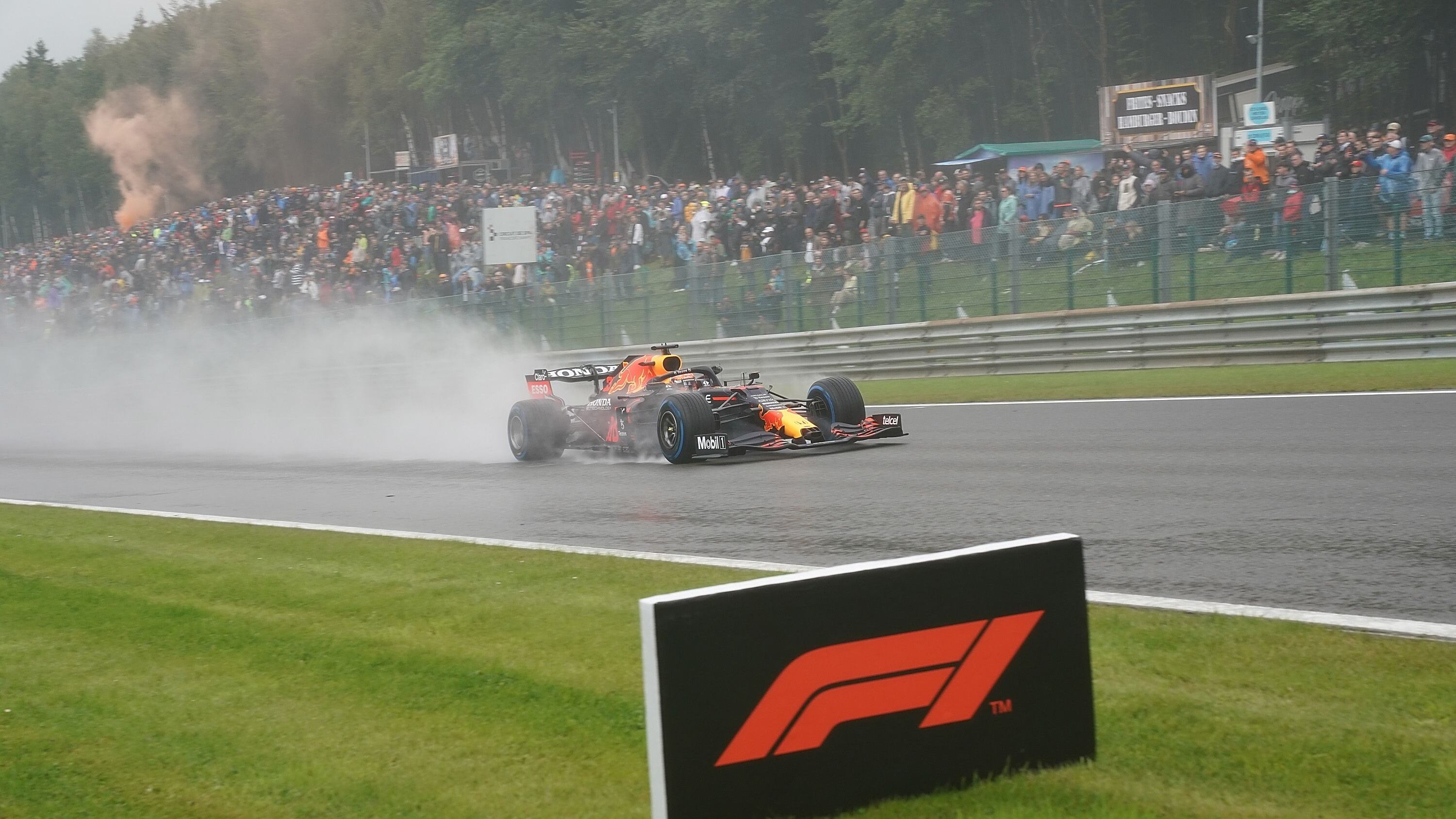 F1, follie sull'acqua: Norris choc, Verstappen vola