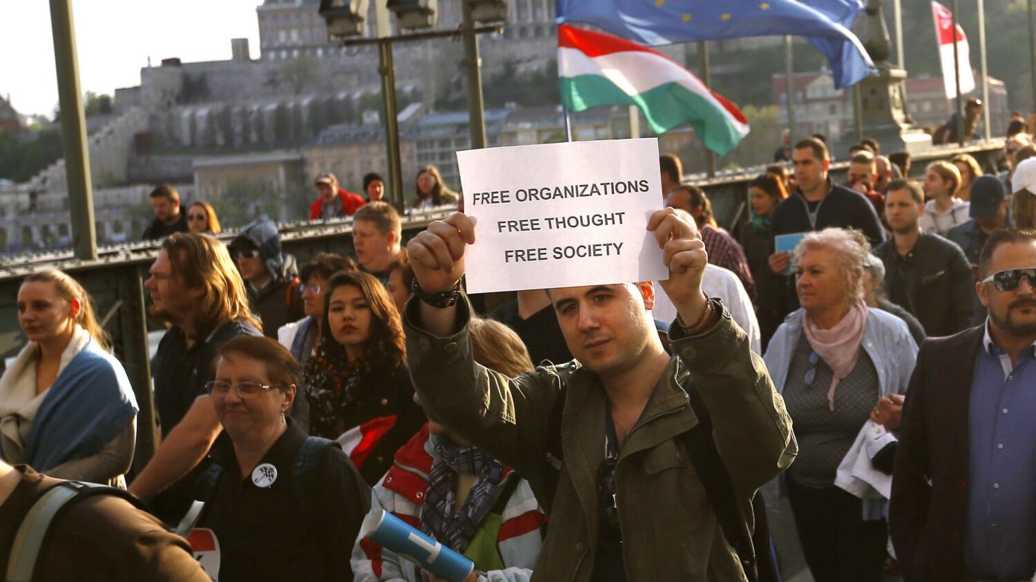 Continua il braccio di ferro tra Orban e Soros: nuove manifestazioni a Budapest
