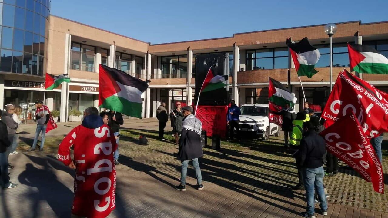 Bandiere palestinesi e slogan contro Israele davanti ad un'azienda israeliana: lo sfregio dei Si Cobas
