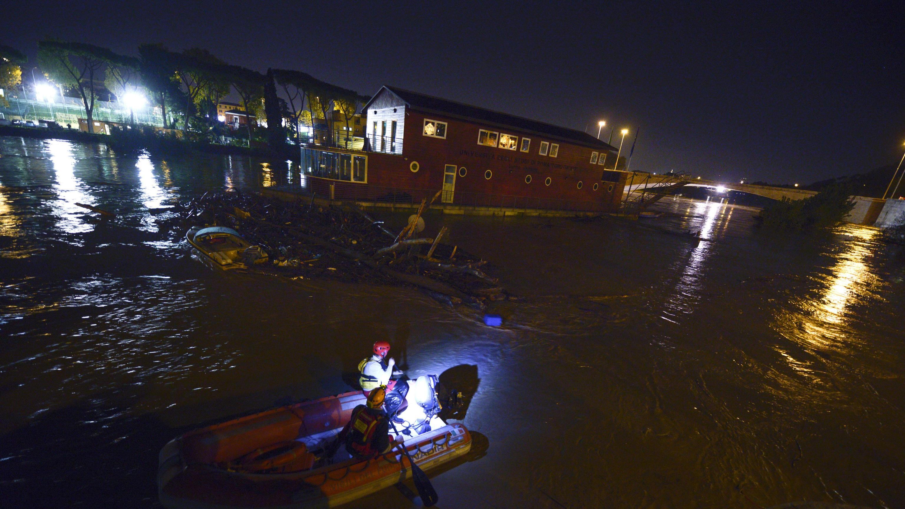 Maltempo, allagamenti a Roma Sul Tevere arriva la piena