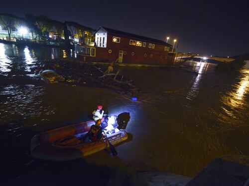 Maltempo, allagamenti a Roma Sul Tevere arriva la piena