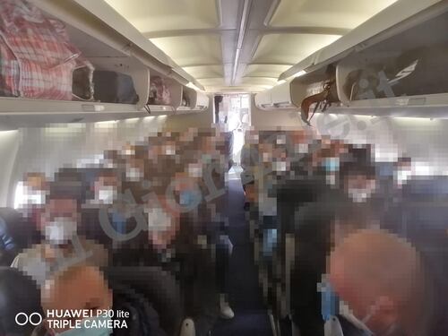 Covid, agenti e migranti assembrati in aereo