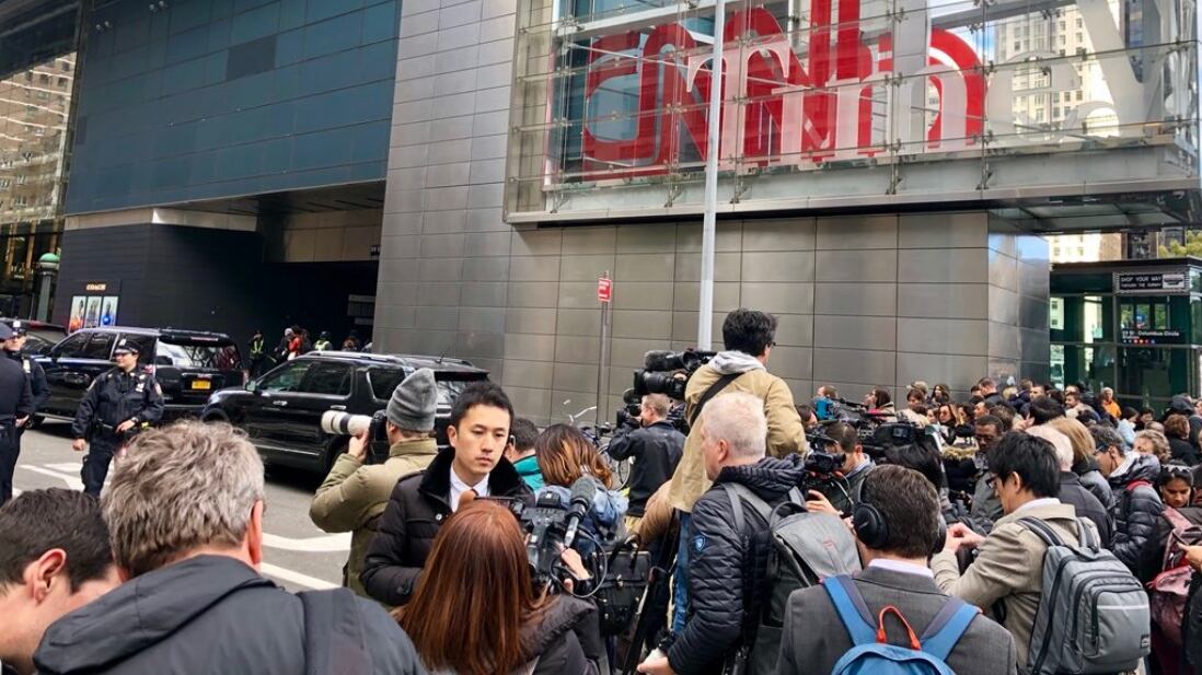 Raffica di pacchi bomba a Obama, Clinton e Cnn. "Attacco alla democrazia"