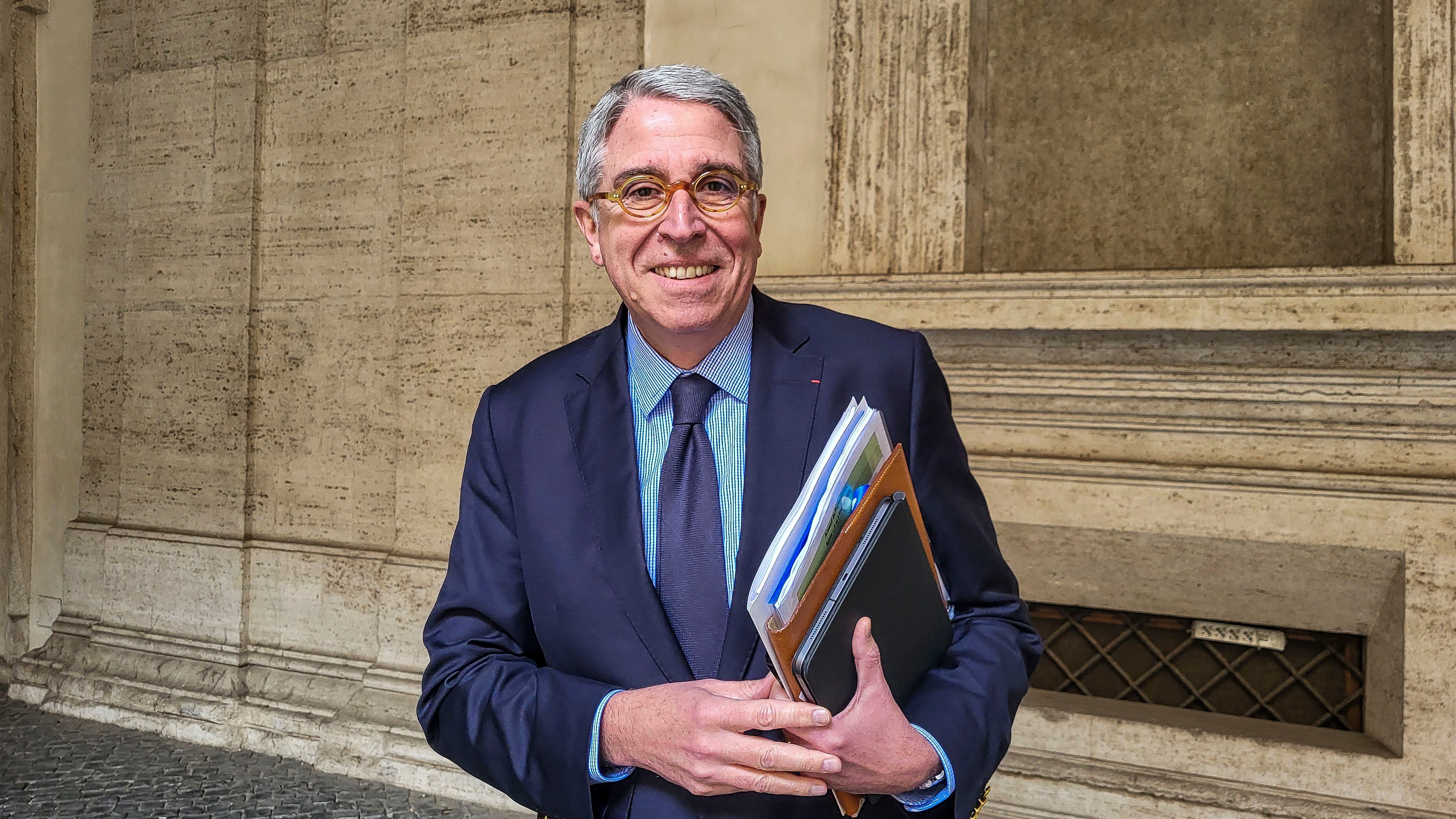 Rete Tim, Vivendi prova a congelare la vendita a Kkr