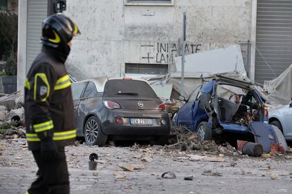 Roma, crollano tre piani di un palazzo 24