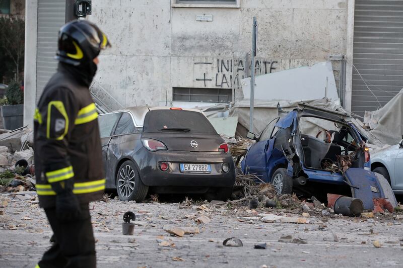 Roma, crollano tre piani di un palazzo 24