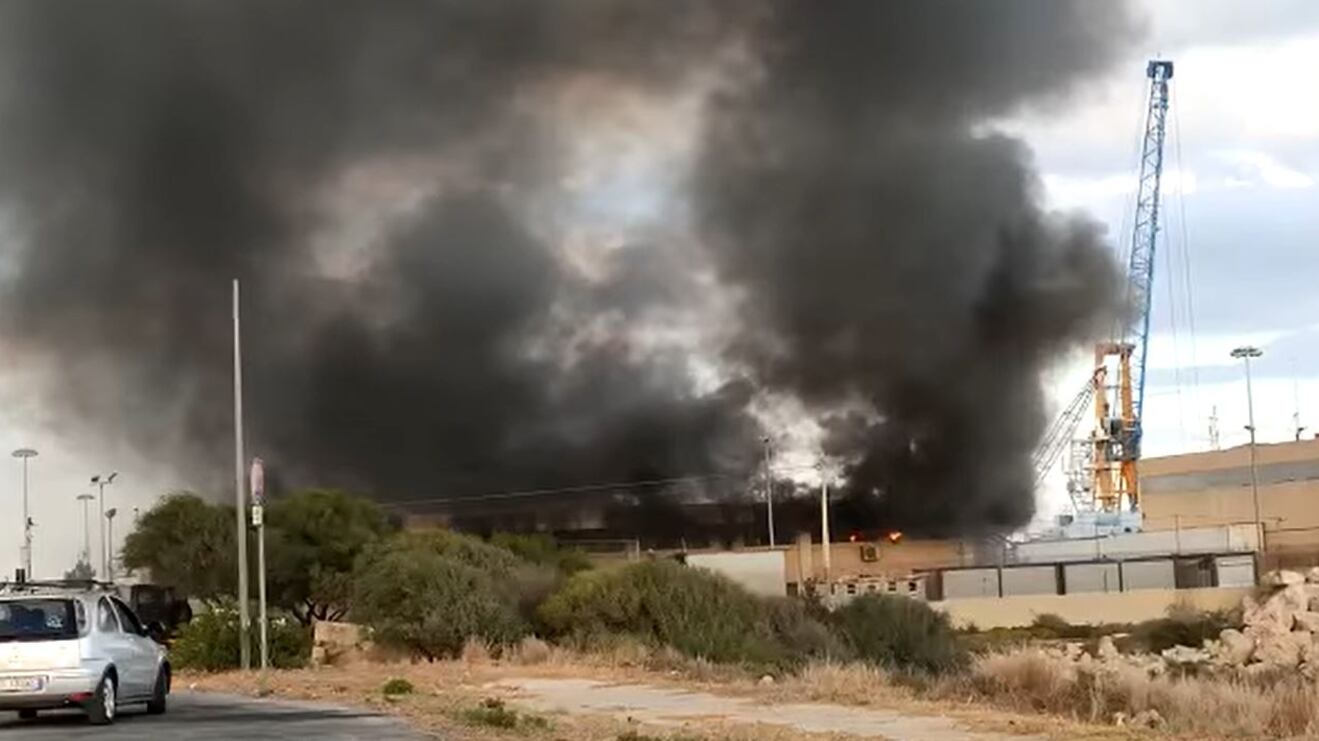 Materassi dati alle fiamme: 30 migranti in fuga da Pozzallo