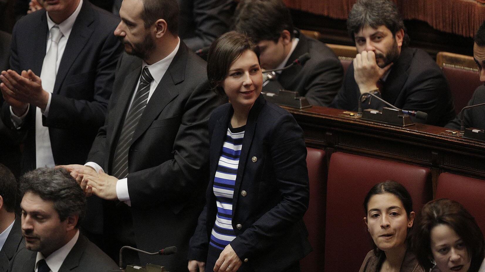 È polemica per la grillina che non stringe la mano alla Bindi