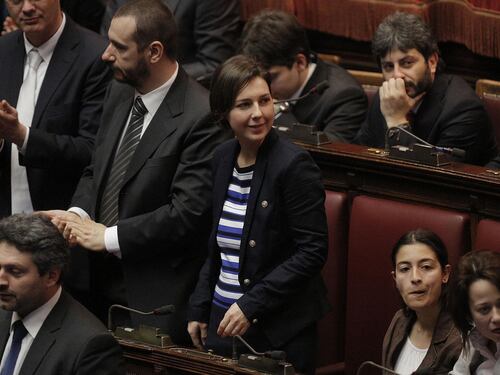 È polemica per la grillina che non stringe la mano alla Bindi