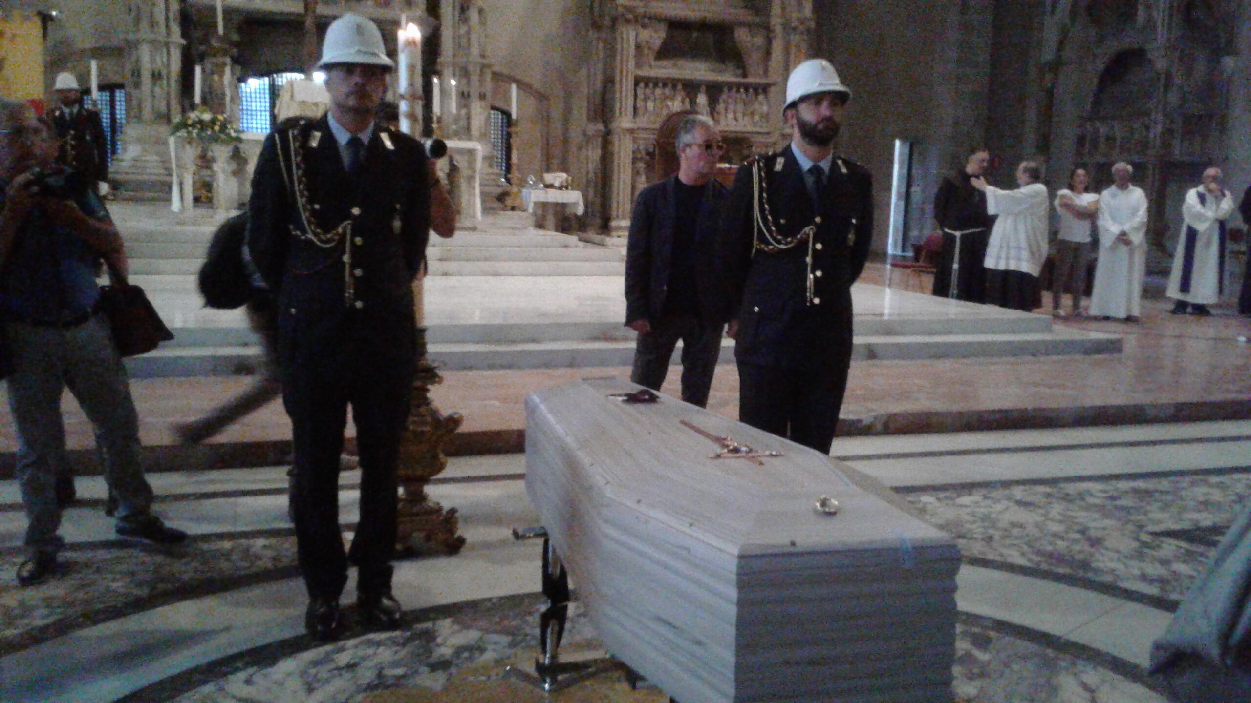 Napoli, in migliaia per l’ultimo saluto a Luciano De Crescenzo