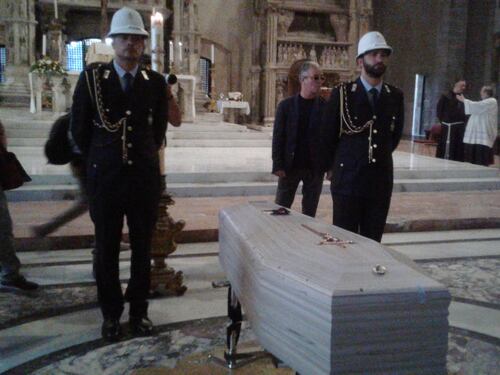Napoli, in migliaia per l’ultimo saluto a Luciano De Crescenzo