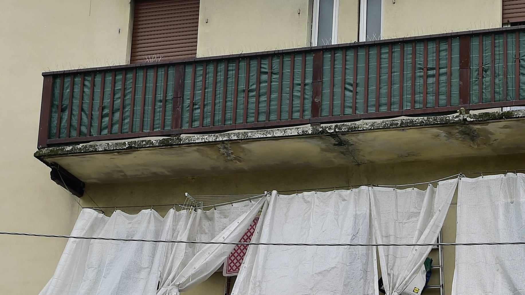 Muore precipitando dal quarto piano mentre fugge dal marito dell’amante
