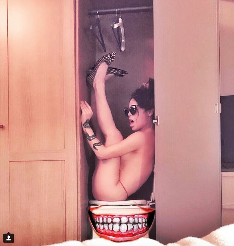 Naike Rivelli, sexy body art 3