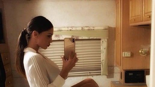 Nuda e coperta solo da un lenzuolo, la foto di Belen strega i social