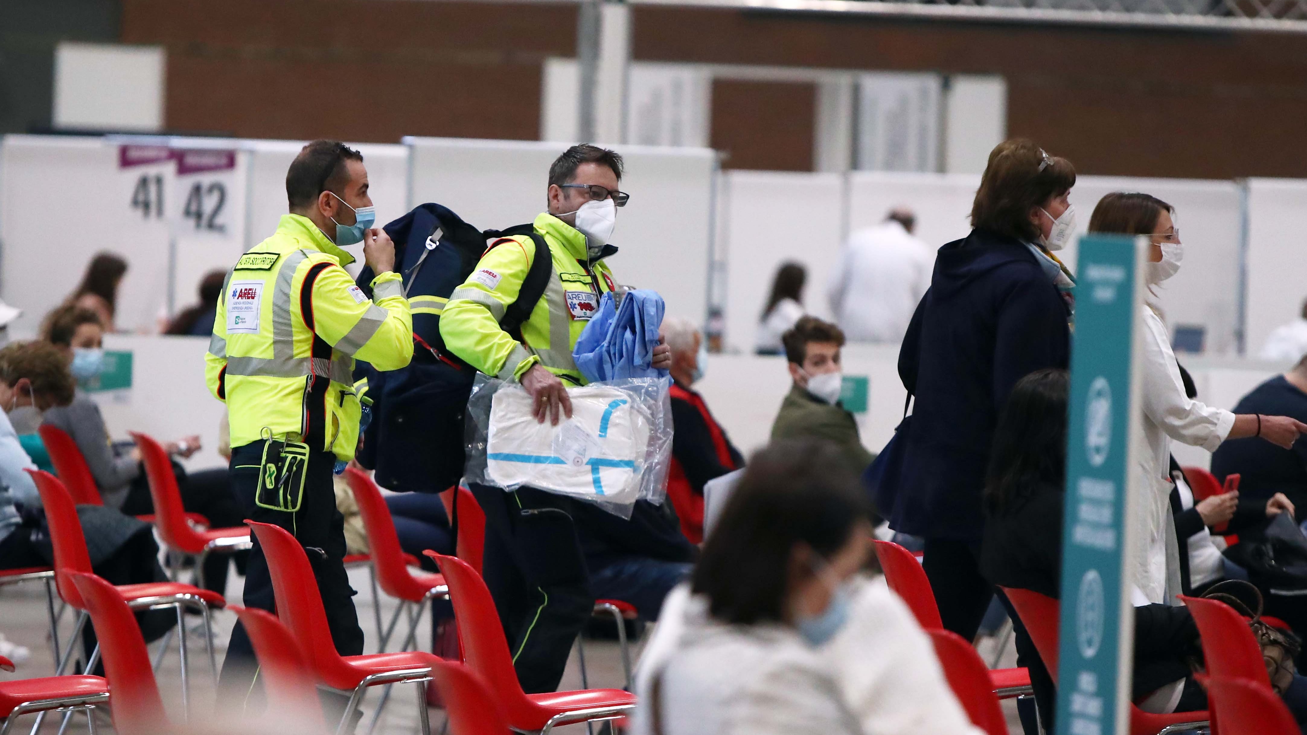 Vaccini in vacanza, la Lombardia frena. "Dovrete tornare per fare il richiamo"