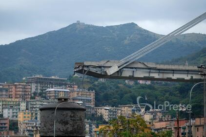 Macerie e macchine schiacciate: le foto 3