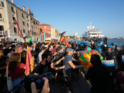 Venezia, assalto dei centri sociali contro l’ambasciatore Usa: scontri davanti al maxi yacht
