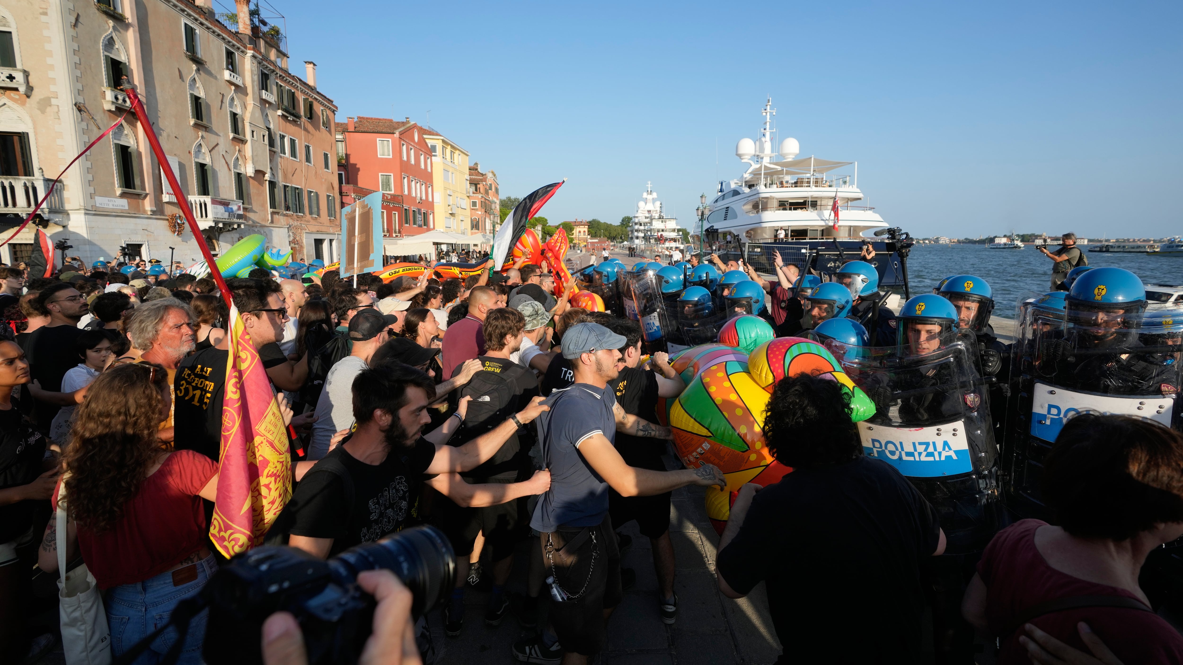 Venezia, assalto dei centri sociali contro l’ambasciatore Usa: scontri davanti al maxi yacht