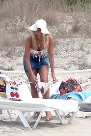Valeria Marini, strip e bikini stellare a Formentera 24