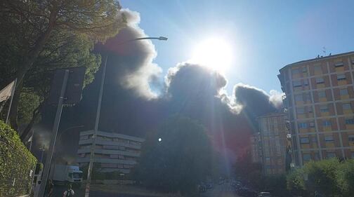 Vasto incendio divampato questo pomeriggio a Roma nella zona di via Casilina 2
