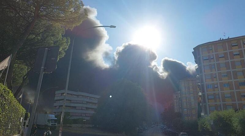 Vasto incendio divampato questo pomeriggio a Roma nella zona di via Casilina 2