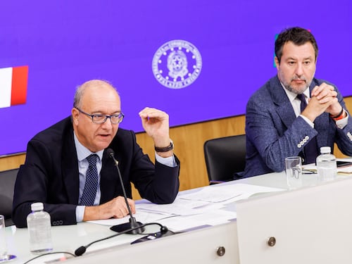 Il tetto agli stranieri in classe è legge. Stop al volto coperto e multe ai genitori
