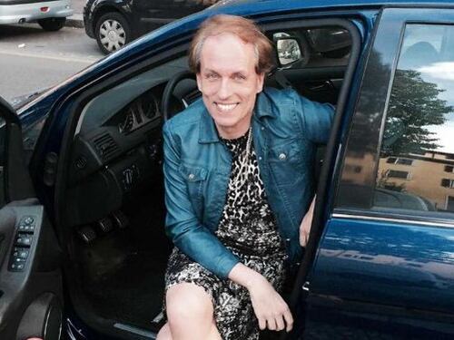 È un uomo ma veste donna: la nuova tendenza è il crossdressing