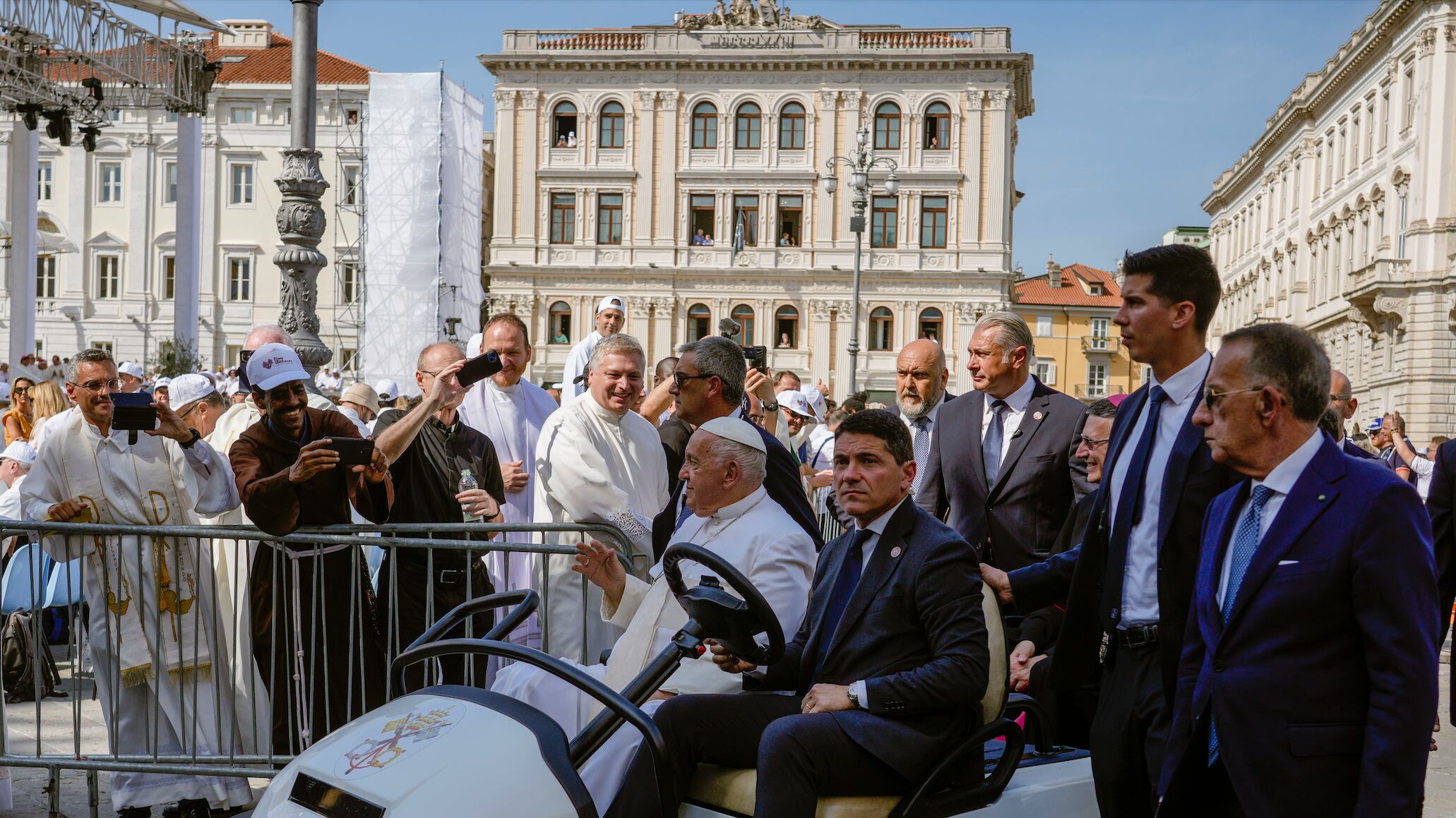 "Volevano uccidere Papa Francesco". In manette un tagliagole dell'Isis fuggito in Olanda. Polizia: "No prove"