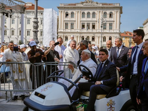 "Volevano uccidere Papa Francesco". In manette un tagliagole dell'Isis fuggito in Olanda. Polizia: "No prove"