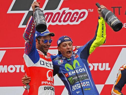 Gp Assen, sul podio Rossi ignora Marquez e fa festa con Petrucci
